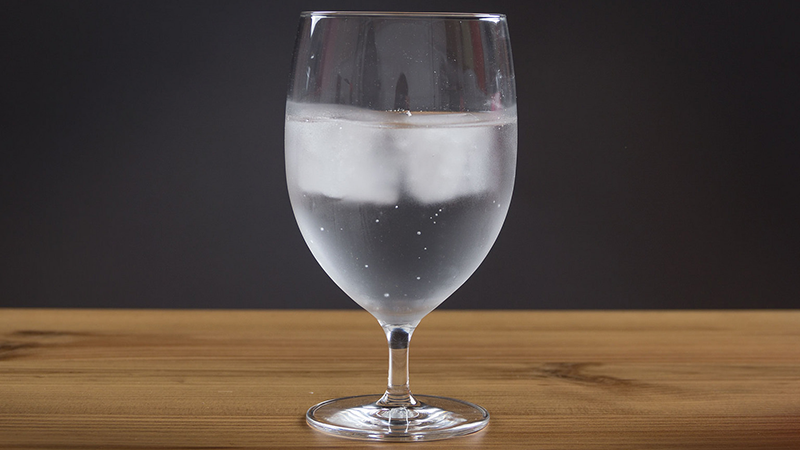 Pitie studenej vody spaľuje kalórie. Poznáme koľko na liter